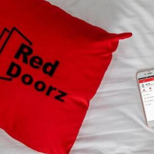 RedDoorz Plus near Mangga Besar Station 2